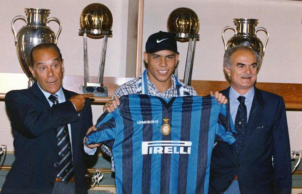 Ronaldo arrives at Inter and is presented by the board.