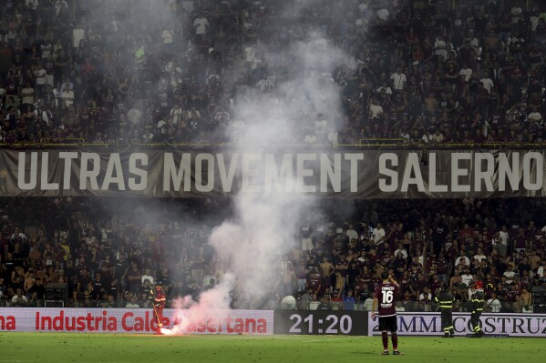 Salernitana Ultras cause the abandonment of the play off against Sampdoria
